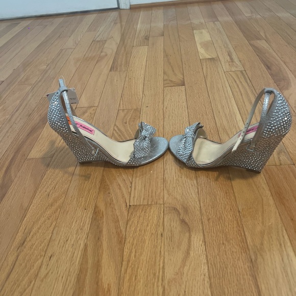 BETSEY JOHNSON DELANCYY SILVER WEDGE SANDALS IN SIZE 7 - Picture 9 of 12